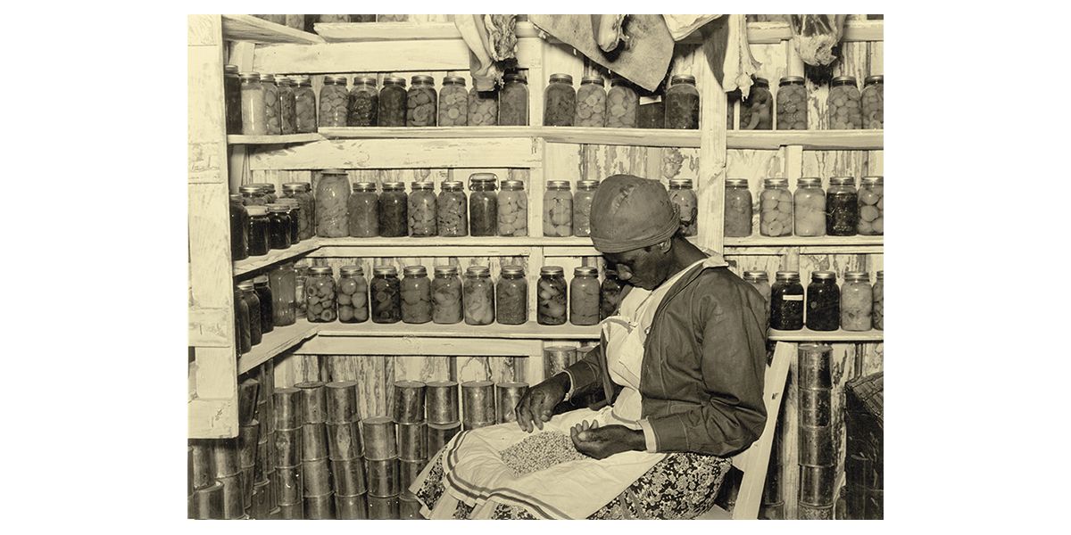 Marion Post Wolcott, Jorena Pettway selecting peas at her smoke-house, Alabama, May 1939, Farm Security Administration, gelatin silver print, 203x257 mm, Alinari Archives-Palazzoli collection, Florence