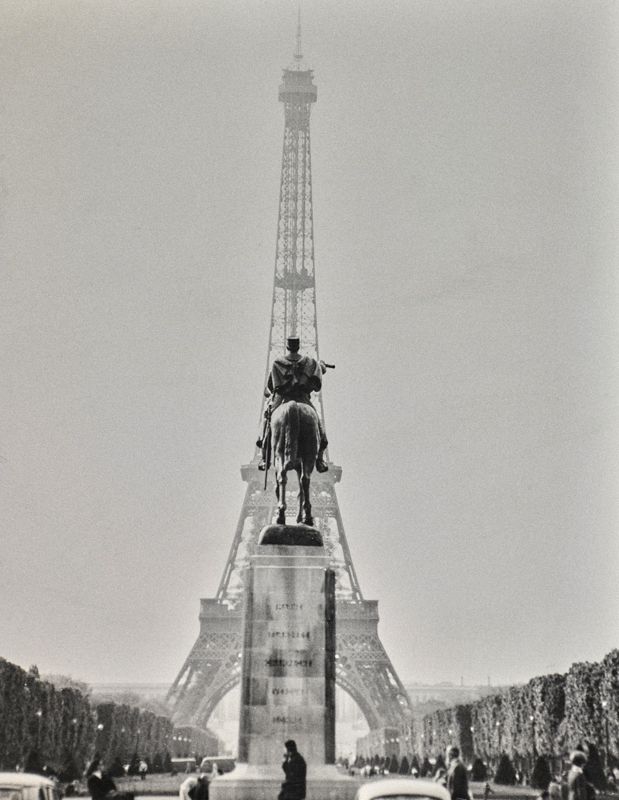 Douchan Stanimirovitch, La statua equestre del Maresciallo Joseph Joffre e la Torre Eiffel visti da Champ de Mars, Parigi, 1955 ca., stampa alla gelatina ai sali d’argento, Archivi Alinari, Firenze
