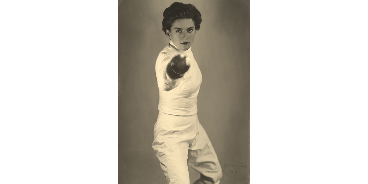 Marion Wulz, "In guardia" - Irene Camber, 1952, gelatin silver print 294x212 mm, Alinari Archives-Studio Wulz archive, Florence