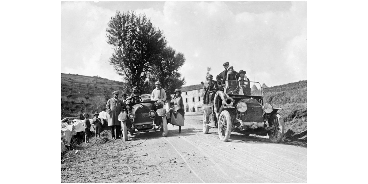 Aurelio Monteverde, Gruppo di automobilisti sulla strada per La Verna, 19-20 settembre 1919, negativo alla gelatina sali d’argento su vetro, 9 x 12 cm, Archivi Alinari-archivio Monteverde, Firenze