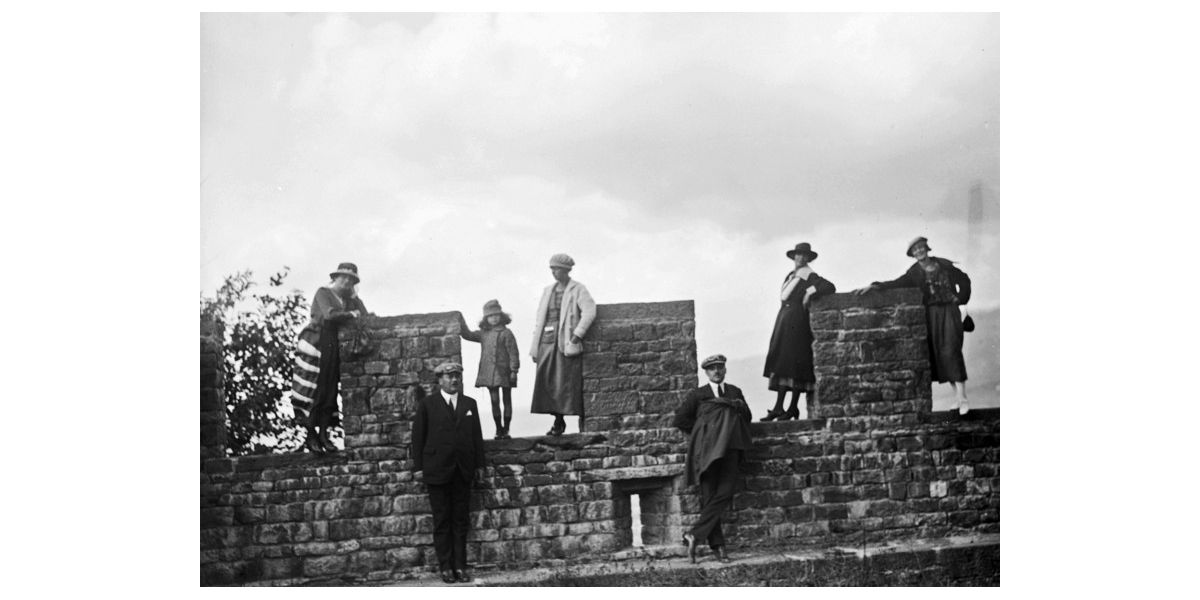 Aurelio Monteverde, Group of visitors on the walls of the Counts Guidi Castle in Poppi, 19-20 September 1919, silver gelatin dry glass plate negative, 9 x 12 cm, Alinari Archives-Monteverde archive, Florence