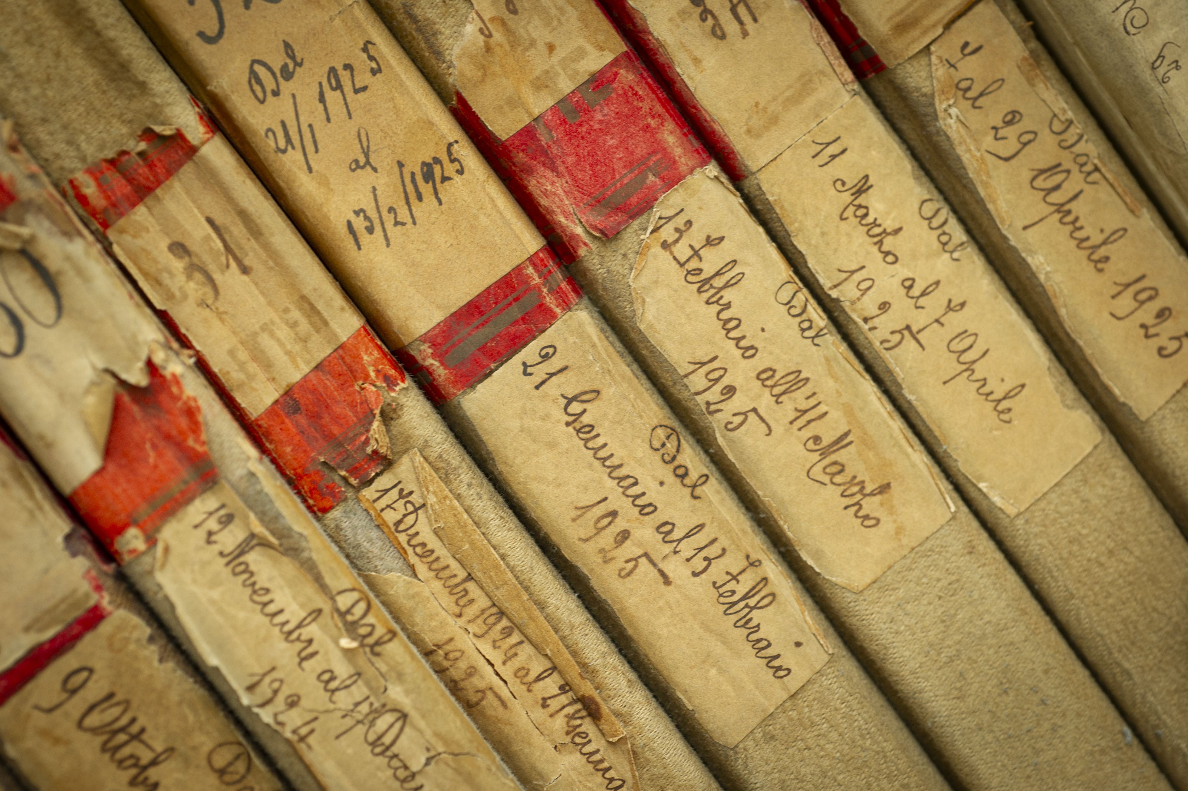 Il riordino del fondo presso il deposito di Art Defender. Foto: Juan Calcagno.