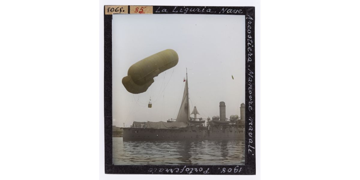 Giorgio Roster, “La Liguria. Nave Areostiera. Manovre navali 1908. Portoferraio”, 1908, diapositiva su lastra di vetro colorata a mano, 9 x 8 cm, Archivi Alinari-archivio Roster, Firenze