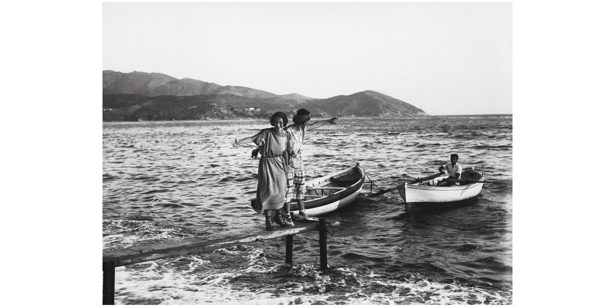 Aurelio Monteverde, Ragazze fotografate su una pedana di attracco per le barche, Portoferraio, Isola d’Elba, 22 luglio 1923, negativo alla gelatina sali d’argento su vetro, 9 x 12 cm, Archivi Alinari-archivio Monteverde, Firenze