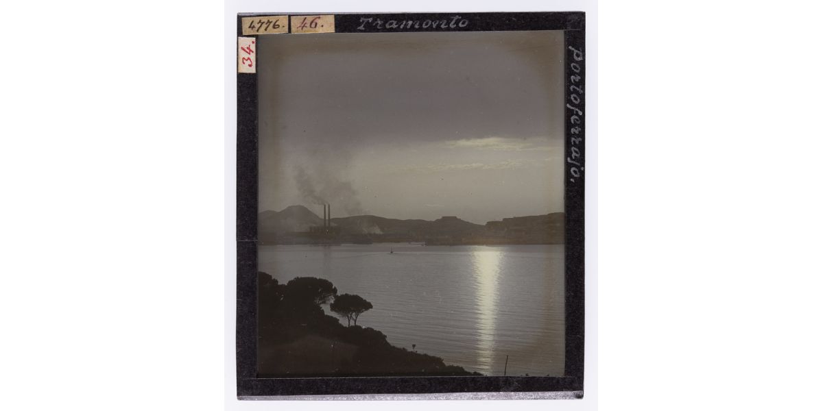 Giorgio Roster, “Tramonto. Portoferrajo”, 1900-1905 ca., diapositiva su lastra di vetro colorata a mano, 9 x 8 cm, Archivi Alinari-archivio Roster, Firenze
