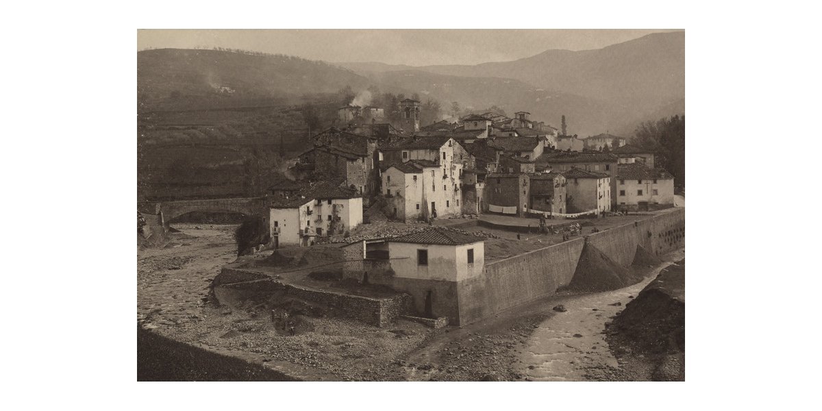 Vittorio Alinari, Dall’Album “L’Arno 1”, Veduta di Stia in Casentino con il fiume Arno e il torrente Staggia, 1908, stampa alla gelatina bromuro d’argento virata, 9 x 14 cm, Archivi Alinari-collezione album, Firenze