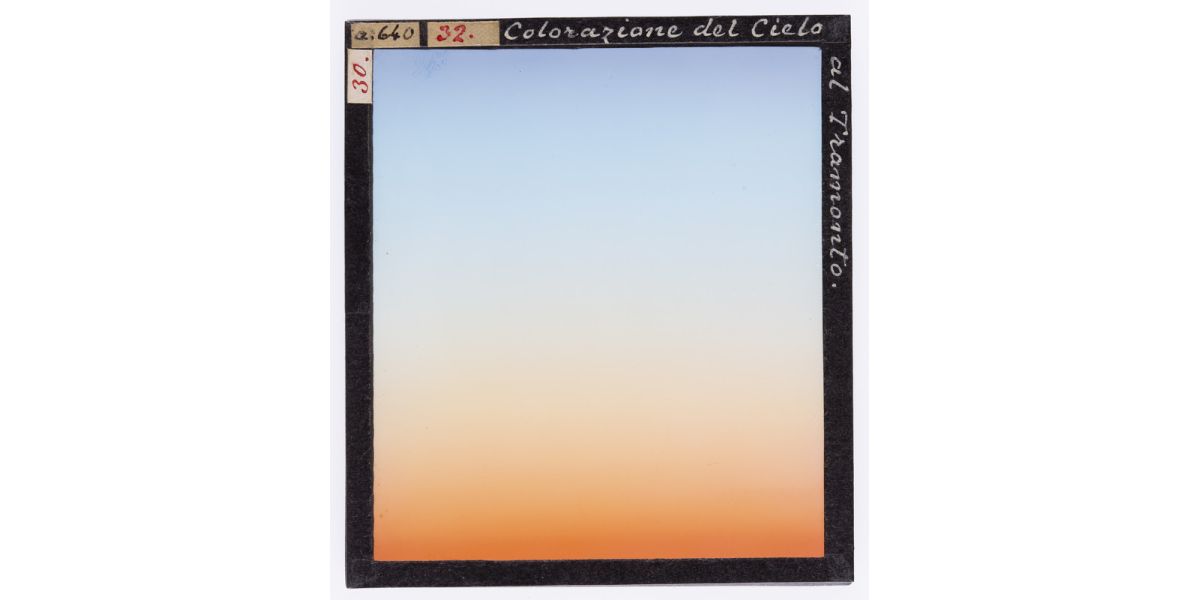 Giorgio Roster, “Colorazione del cielo al tramonto”, 1872-1921 ca., diapositiva su lastra di vetro colorata a mano, Archivi Alinari-archivio Roster, Firenze
