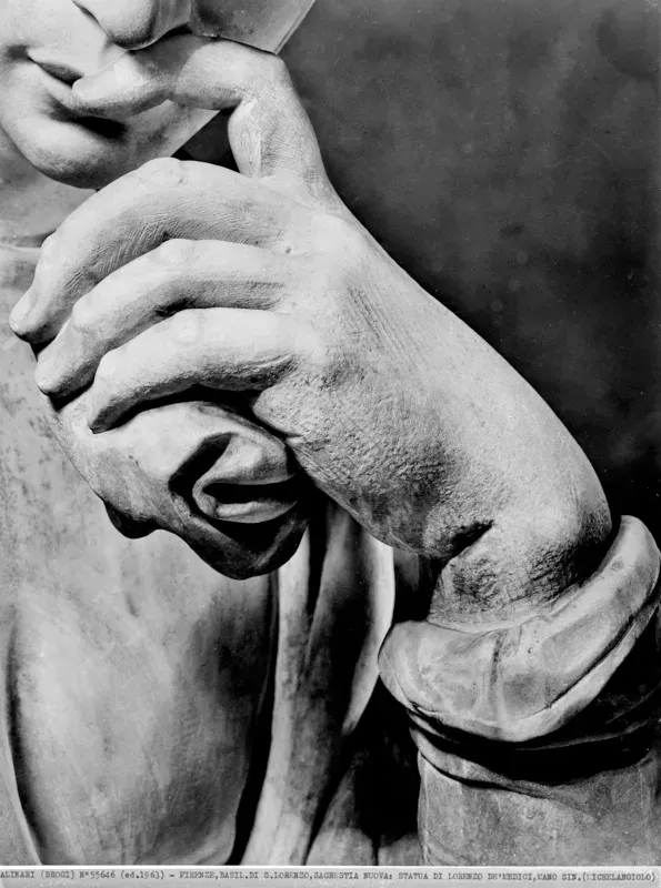 Stabilimento Giacomo Brogi, Michelangelo Buonarroti, Particolare della mano di Lorenzo de' Medici duca d'Urbino (1525 ca.), Cappelle Medicee della Basilica di San Lorenzo, Firenze, 1940-1943, negativo alla gelatina sali d'argento su vetro, 21x27 cm, Archivi Alinari, Firenze