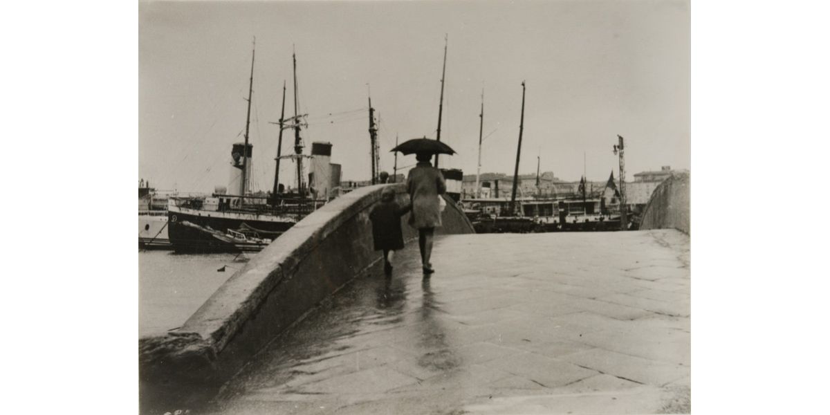 Luigi Betti (attr.), Donna con bambina sul Ponte alla Sassaia, Livorno, ante 1944, stampa alla gelatina ai sali d’argento, 30 x 40 cm, Archivi Alinari-archivio Betti Borra, Firenze