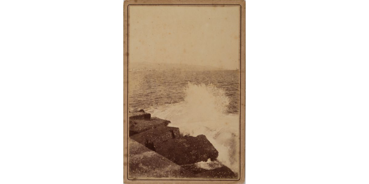 Riccardo Marzocchini, Onda che si infrange, Livorno, 1870 ca., stampa all’albumina, formato cabinet, 15 x 10 cm (supporto secondario 16,5 x 11 cm), Archivi Alinari-archivio Betti Borra, Firenze
