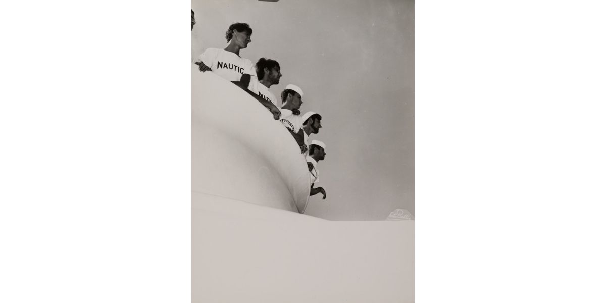 Foto Betti (Giuseppe Borra), Allievi dell'Accademia Navale, Livorno, 1950 ca., stampa alla gelatina ai sali d’argento, 24 x 18 cm, Archivi Alinari-archivio Betti Borra, Firenze