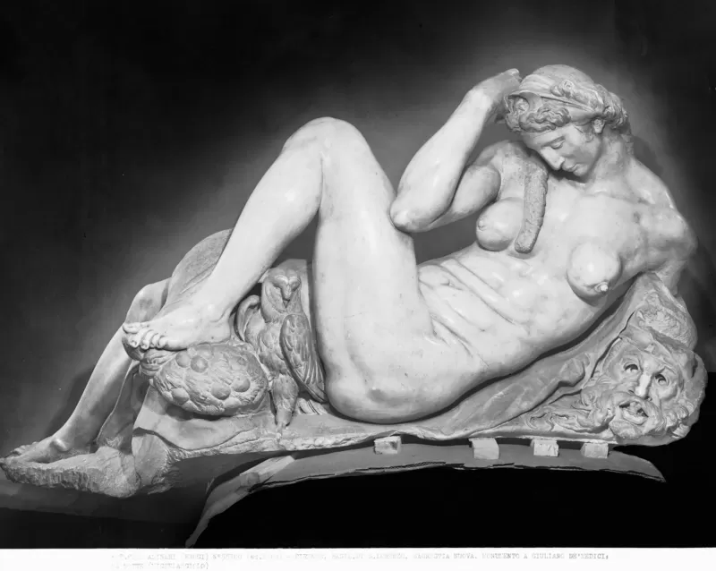 Stabilimento Giacomo Brogi,   Michelangelo Buonarroti, La Notte, particolare della tomba di Giuliano de'Medici duca di Nemours (1526-1531 ca.), Cappelle Medicee della Basilica di San Lorenzo, Firenze, 1940-1943, negativo alla gelatina sali d'argento su vetro,   21x27 cm, Archivi Alinari, Firenze