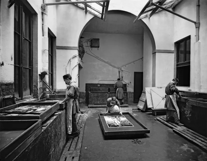 Fratelli Alinari, Le vasche per il lavaggio dello stabilimento fotografico Fratelli Alinari   in via Nazionale, Firenze, 1899, negativo alla gelatina sali d'argento su vetro, 21x27 cm, Archivi Alinari, Firenze