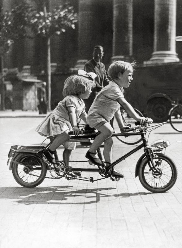 Autore non identificato, Bambini in tandem, Parigi, 28 aprile 1935, stampa alla gelatina ai sali d’argento, Archivi Alinari-archivio Petit Parisien, Firenze