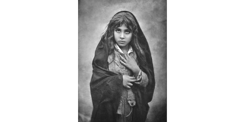 Wilhelm von Gloeden , “La Ragazza di Mandanaci” (Taormina), 1880-1885 ca., negativo alla gelatina sali d’argento su vetro, Archivi Alinari - archivio von Gloeden, Firenze