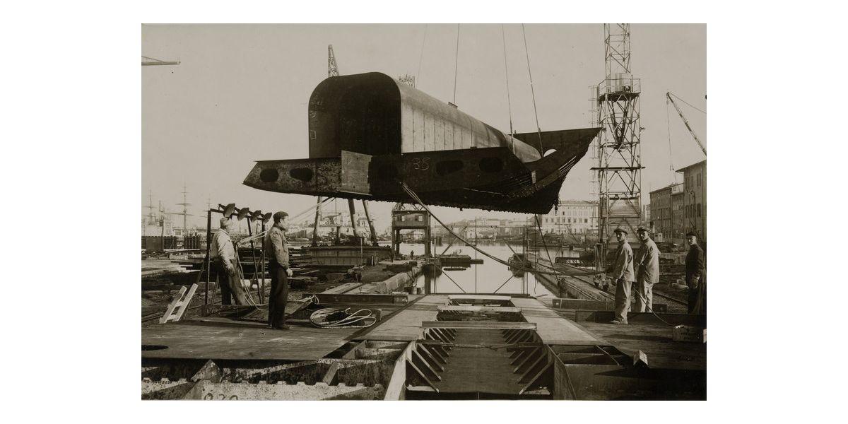 Luigi Betti (attr.), Costruzione di una nave, Livorno, 1935-1940 ca., stampa alla gelatina ai sali d’argento, 17,5 x 23,5 cm, Archivi Alinari-archivio Betti Borra, Firenze