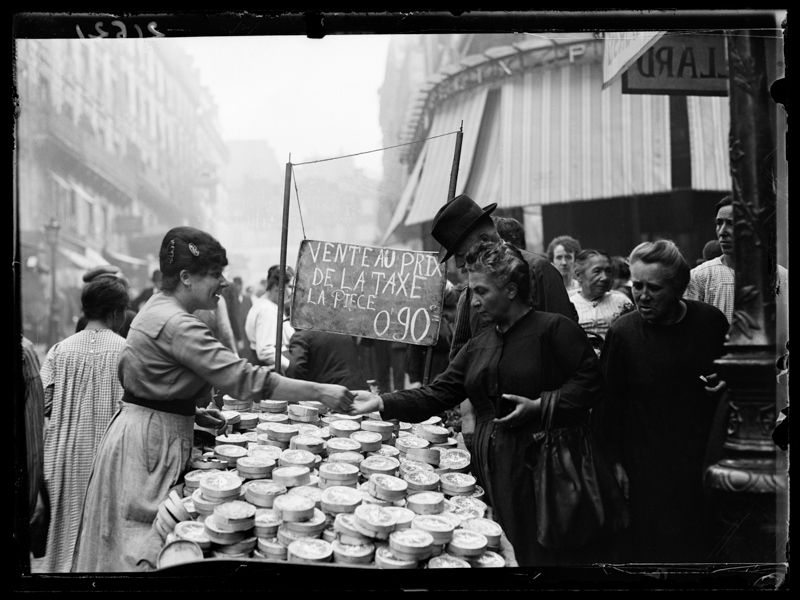 Autore non identificato, Vendita di formaggi al mercato di Les Halles, Parigi, 13 agosto 1919, immagine digitale, Excelsior – L'Equipe / Roger-Viollet/Alinari