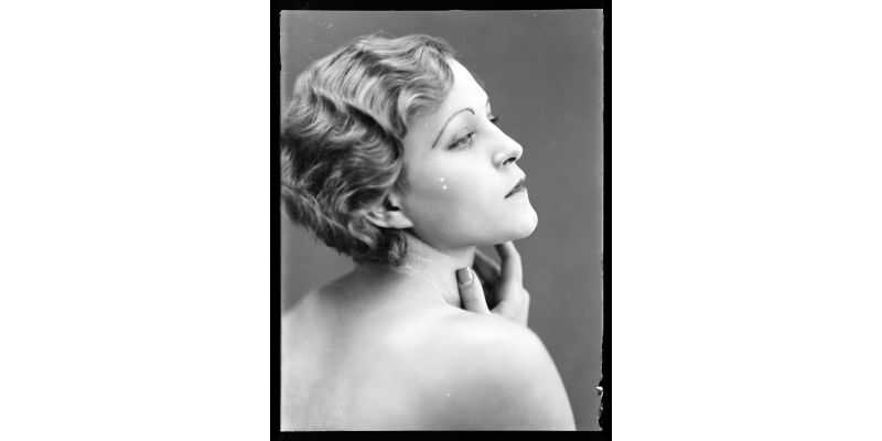 Wanda Wulz, Ritratto di Neva Lach (signora Bosutti) di profilo, 1935-1940 ca., conversione da negativo su lastra di vetro, Archivi Alinari-archivio Wanda Wulz, Firenze