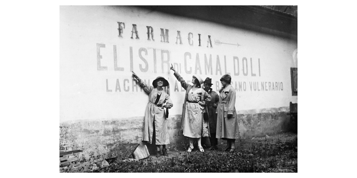 Aurelio Monteverde, Ritratto di gruppo al Monastero di Camaldoli, maggio 1920, negativo alla gelatina sali d’argento su vetro, 9 x 12 cm, Archivi Alinari-archivio Monteverde, Firenze