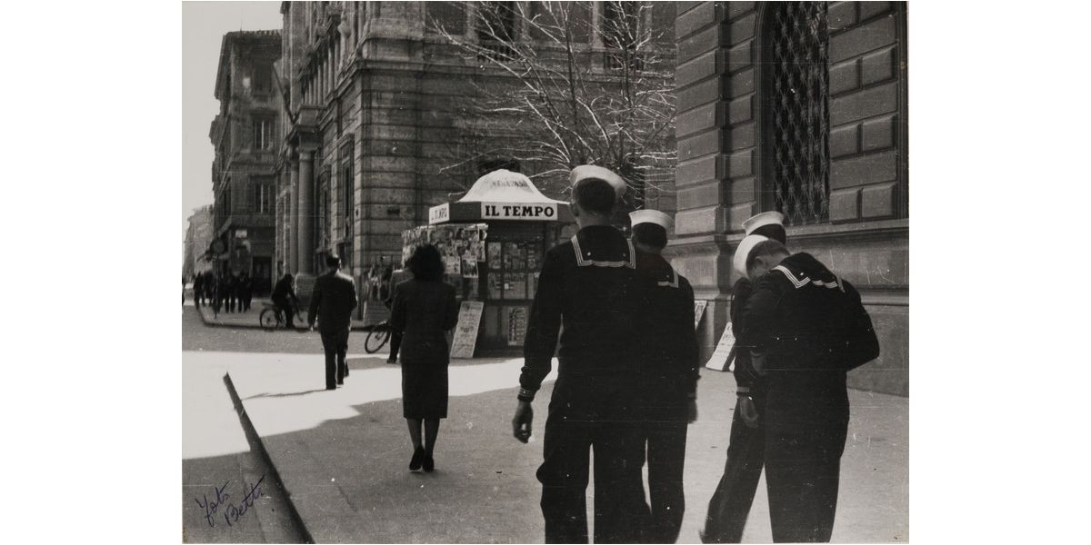 Foto Betti (Giuseppe Borra), Allievi dell'Accademia Navale in Via Cairoli, Livorno, 1945-1950 ca., stampa alla gelatina ai sali d’argento, 18 x 24 cm, Archivi Alinari-archivio Betti Borra, Firenze