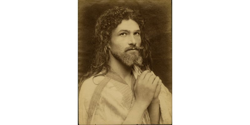 Wilhelm von Gloeden , Presunto autoritratto come “Nazareno” (Taormina?), print dated 27 September 1903, negative dated 1880 ca., albumen print, Alinari Archives - von Gloeden archive, Florence