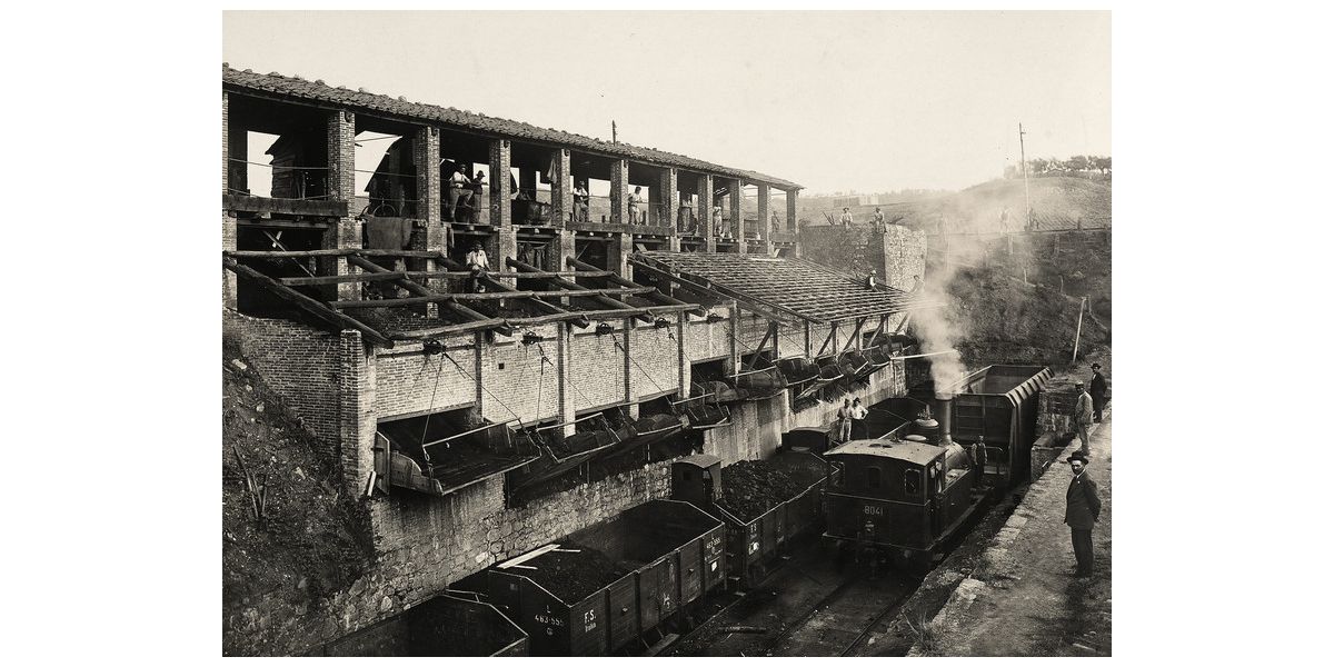 Unidentified author, Grading screens in the lignite mine, Castelnuovo dei Sabbioni Mine, Upper Valdarno. The plant was equipped with hoppers for the lignite lumps that could be loaded directly onto the wagons of the State Railways, 1917, 19 x 26 cm, Alinari Archives-album collection, Florence