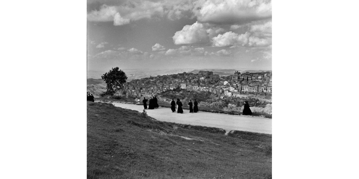 Fosco Maraini, Veduta di Tricarico, 1952, stampa moderna ai sali d’argento da pellicola in acetato di cellulosa alla gelatina sali d’argento, Foto di Fosco Maraini/Proprietà Gabinetto Vieusseux © Archivi Alinari