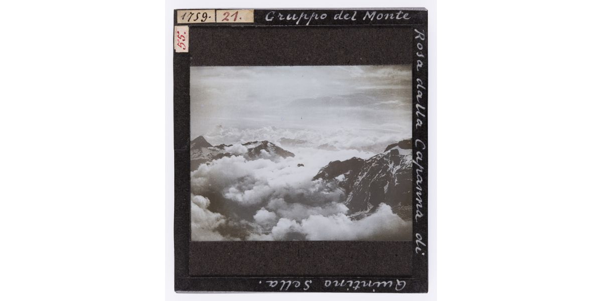 Autore non identificato, “Gruppo del Monte Rosa dalla capanna di Quintino Sella”, Gressoney- La-Trinitè gennaio 1895, diapositiva su lastra di vetro colorata a mano da Giorgio Roster, Archivi Alinari-archivio Roster, Firenze