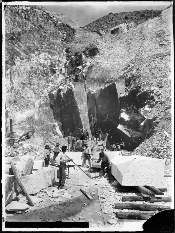 Augusto Corsini, Cavatori al lavoro e riquadratura dei blocchi di marmo, Carrara, Alpi Apuane, 1920-1930, negativo alla gelatina sali d'argento su vetro, 40x30 cm, Archivi Alinari, Firenze