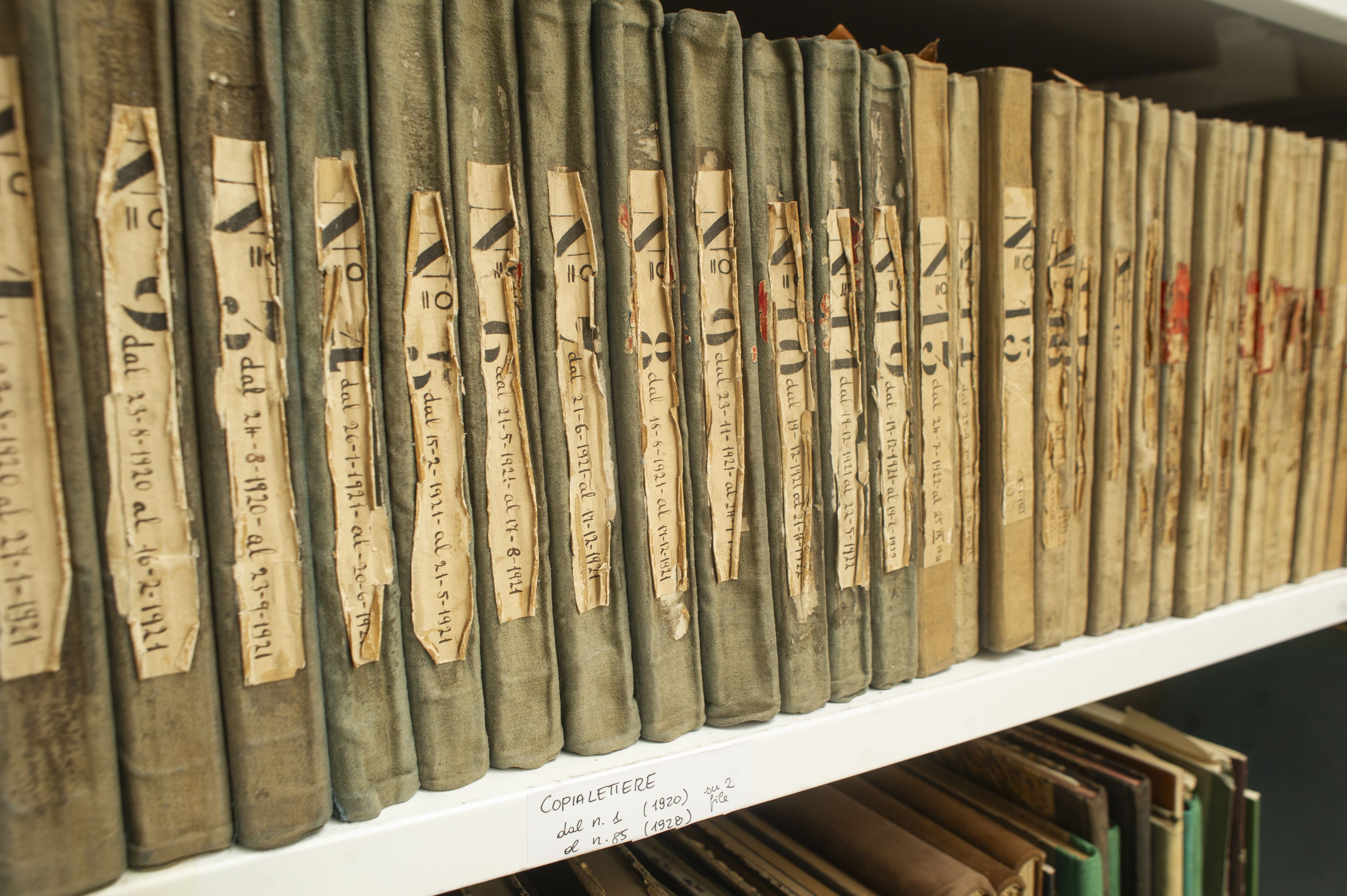 Il riordino del fondo presso il deposito di Art Defender. Foto: Juan Calcagno.