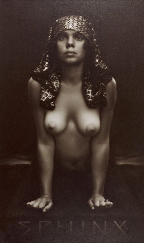 Carlo Wulz, "La Sfinge", 1920 ca., stampa alla gelatina ai sali d’argento, Archivi Alinari-archivio Studio Wulz, Firenze