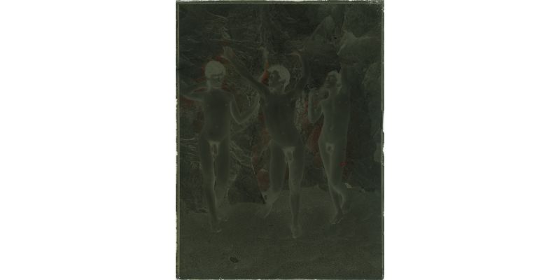 Wilhelm von Gloeden, Tre giovani nudi: "Pasqualino", "Pietro" e "Pinuccio” (Taormina), 1896-1898 ca., negativo al collodio su vetro, Archivi Alinari - Archivio von Gloeden, Firenze