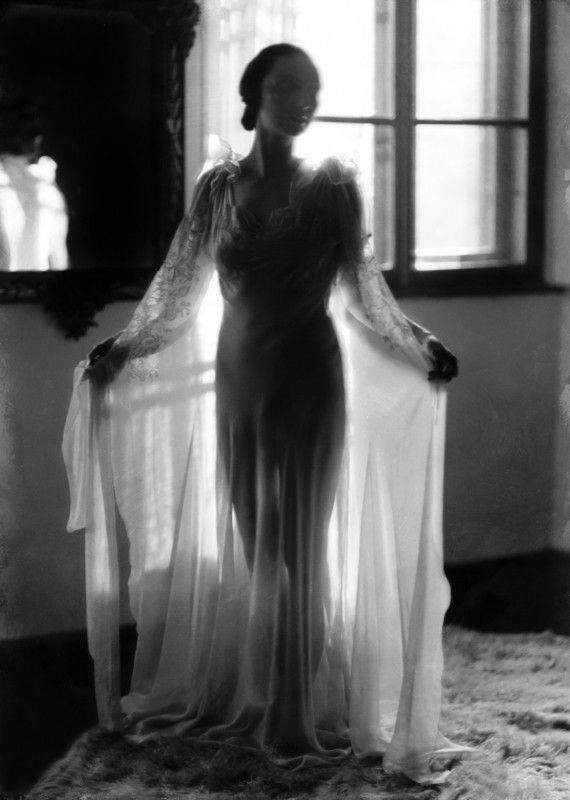 Wanda Wulz, La signora Blasig in camicia da notte, 1940 ca., conversione da negativo su lastra di vetro, Archivi Alinari-archivio Wanda Wulz, Firenze