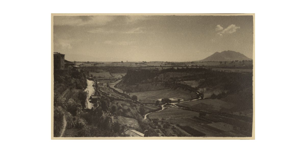 Edith Arnaldi, Veduta della piana di Civita Castellana con il Monte Soratte, 1936, stampa ai sali d’argento su carta, Archivi Alinari-archivio Edith Arnaldi, Firenze