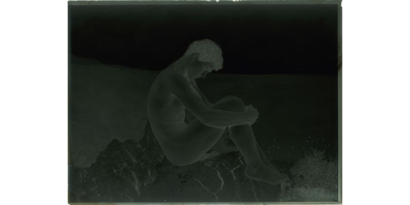 Wilhelm von Gloeden, Dalla serie “Caino” (Taormina), 1900 ca., negativo alla gelatina Sali d’argento su vetro, Archivi Alinari – Archivio von Gloeden, Firenze