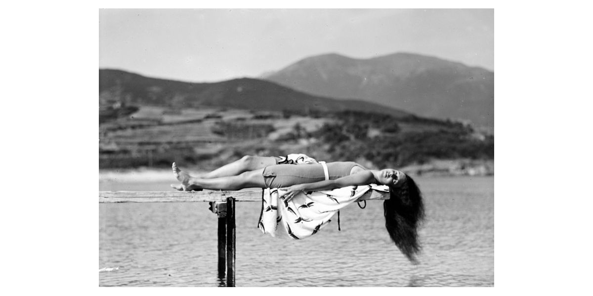 Aurelio Monteverde, Donna che prende il sole, Procchio, Isola d’Elba, settembre 1930, negativo alla gelatina sali d’argento su vetro, 9 x 12 cm, Archivi Alinari-archivio Monteverde, Firenze