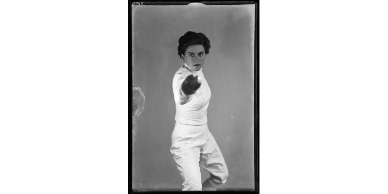 Marion Wulz, "In guardia". La schermitrice Irene Camber (1926-2024), medaglia d'oro nel fioretto alle Olimpiadi del 1952, 1952, conversione da negativo su lastra di vetro, Archivi Alinari-archivio Marion Wulz, Firenze