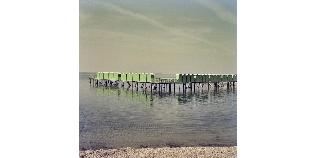 Vincenzo Balocchi, Cabine balneari su un pontile, Cecina, settembre 1962, pellicola in acetato di cellulosa alla gelatina sali d’argento a colori, 6 x 6 cm, Archivi Alinari-archivio Balocchi, Firenze
