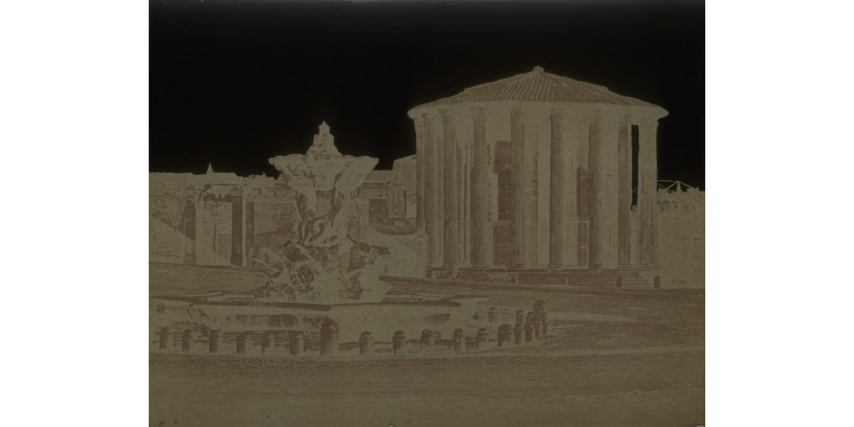 Pompeo Bondini (attr.), Tempio di Ercole Vincitore detto Tempio di Vesta a Roma, 1850 ca., negativo su carta, Archivi Alinari, Firenze