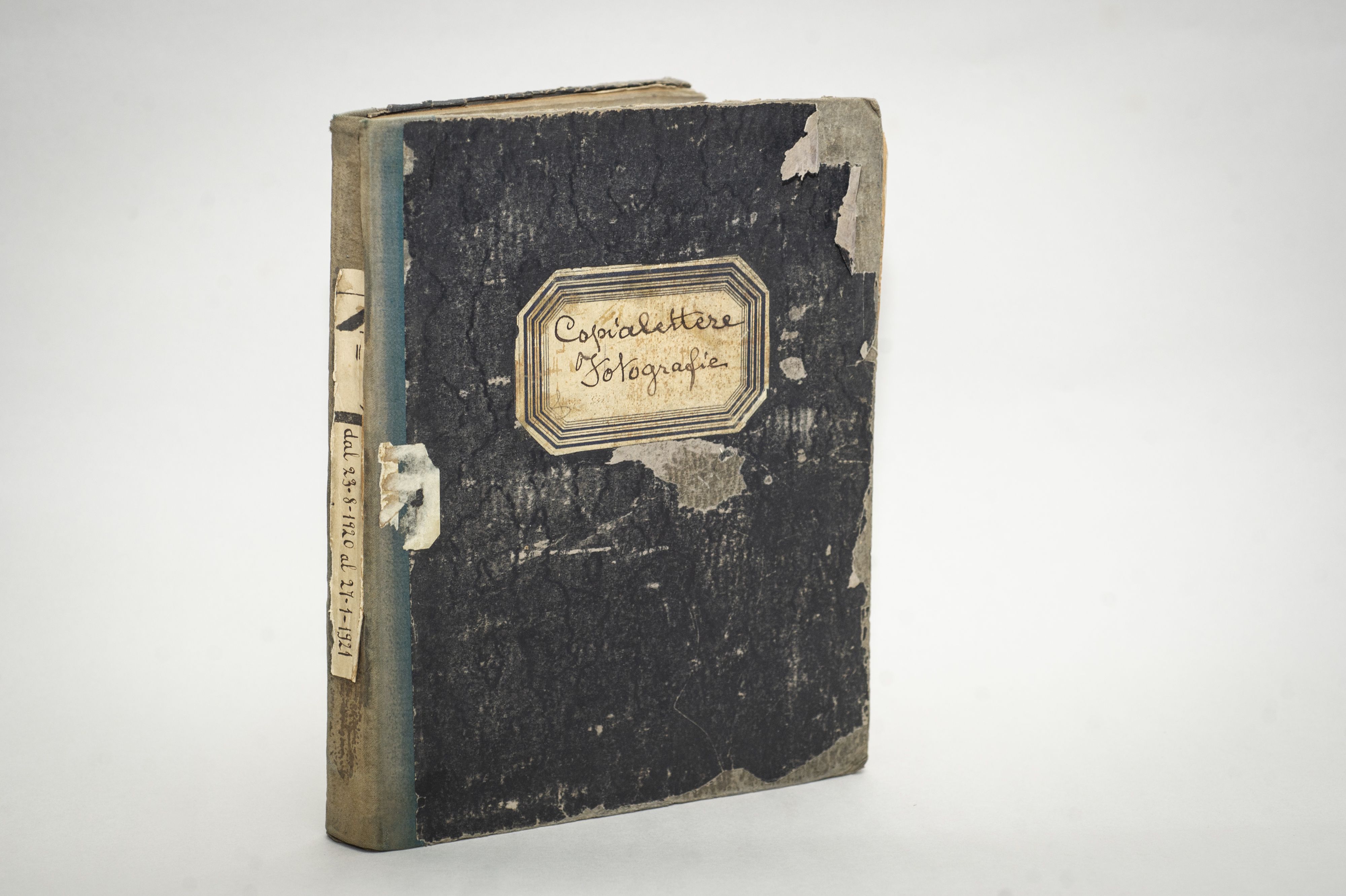 Il riordino del fondo presso il deposito di Art Defender. Foto: Juan Calcagno.