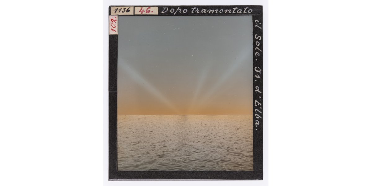 Giorgio Roster, Tramonto sul mare, 1891, diapositiva su lastra di vetro colorata a mano, 8 x 9 cm, Archivi Alinari-archivio Roster, Firenze