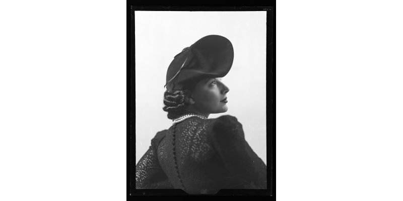 Wanda Wulz, Portrait of a woman in profile, 1937, conversion of a glass plate negative, Alinari Archives - Wanda Wulz archive, Florence
