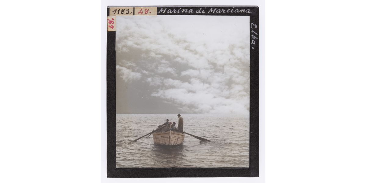 Giorgio Roster, “Marina di Marciana, Elba.”, 20 ottobre 1891, diapositiva su lastra di vetro colorata a mano, 9 x 8 cm, Archivi Alinari-archivio Roster, Firenze