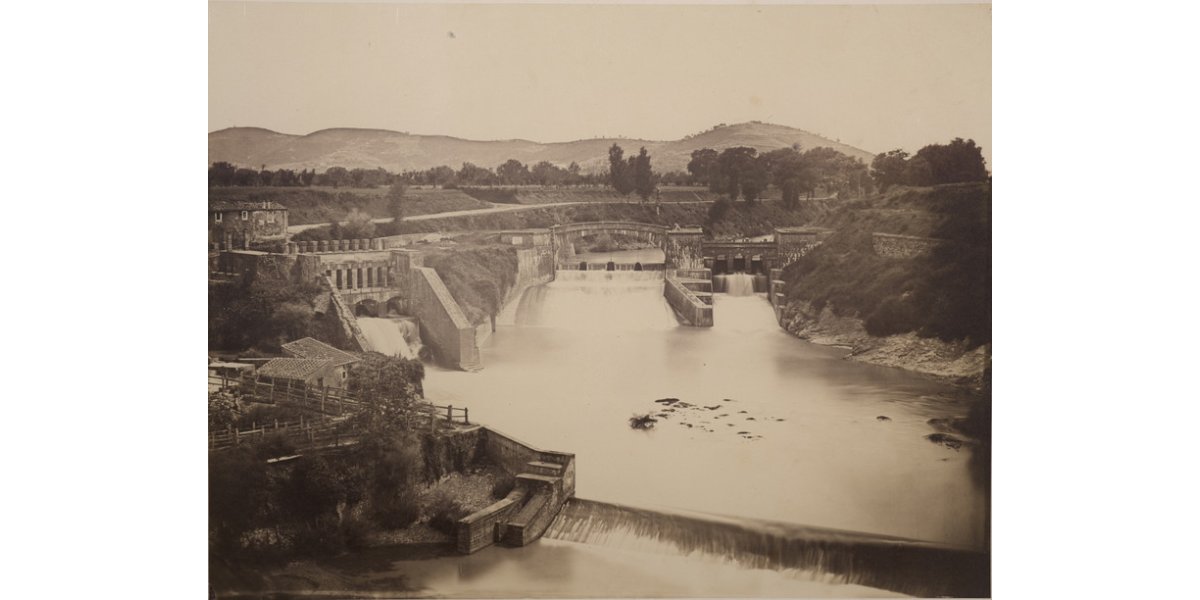 Fratelli Alinari presso Luigi Bardi, Veduta della "Chiusa delle Chiane" vicino Arezzo, 1856, stampa all’albumina, 32,3 x 42,5 cm, Archivi Alinari, Firenze