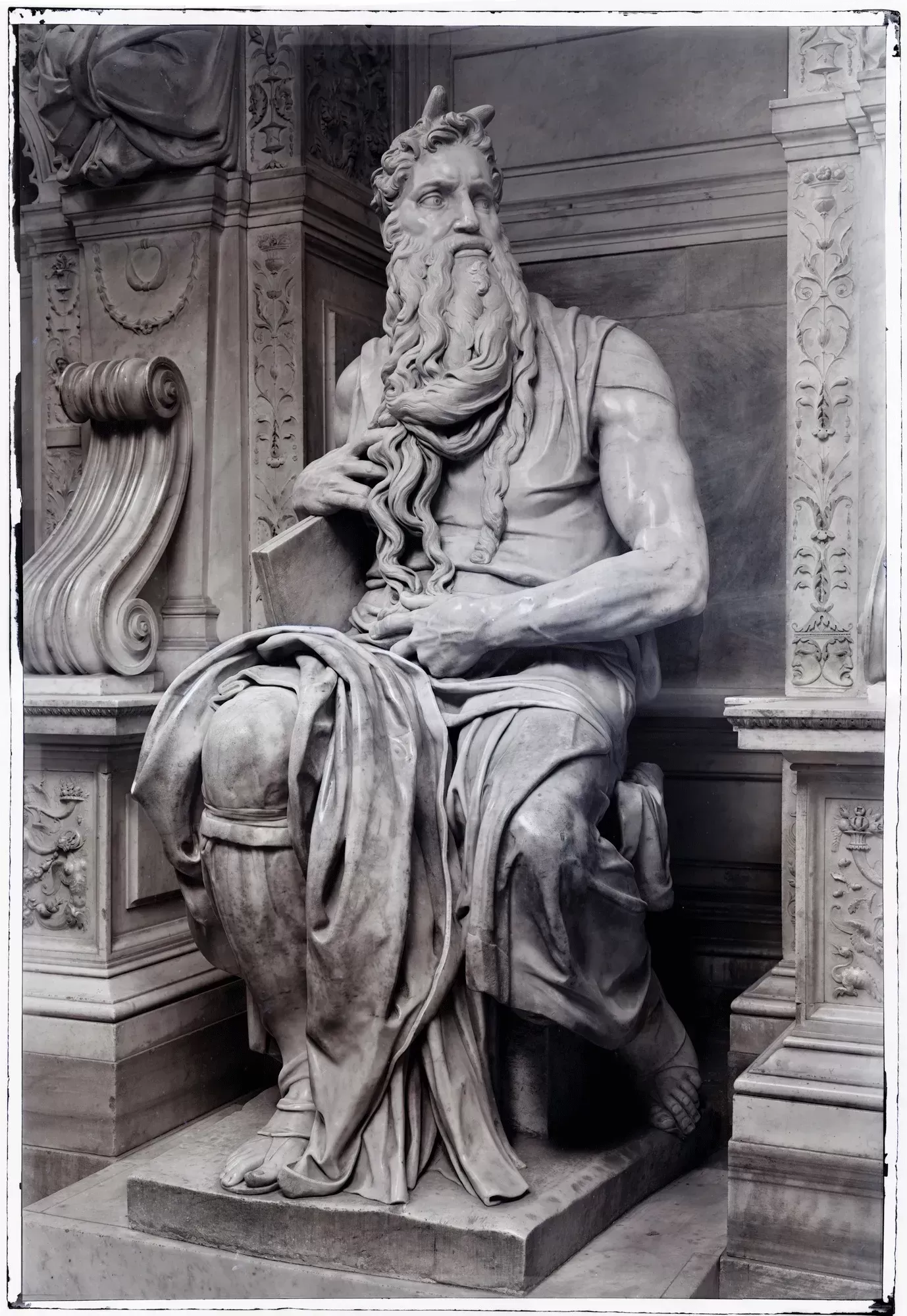 Fratelli Alinari, Michelangelo Buonarroti, Mosè, Tomba di Giulio II (1513-1515), Basilica di San Pietro in Vincoli, Roma, ante 1876, inversione positiva di negativo alla gelatina sali d’argento su vetro, 90,2×61,9×0,7 cm, Archivi Alinari, Firenze