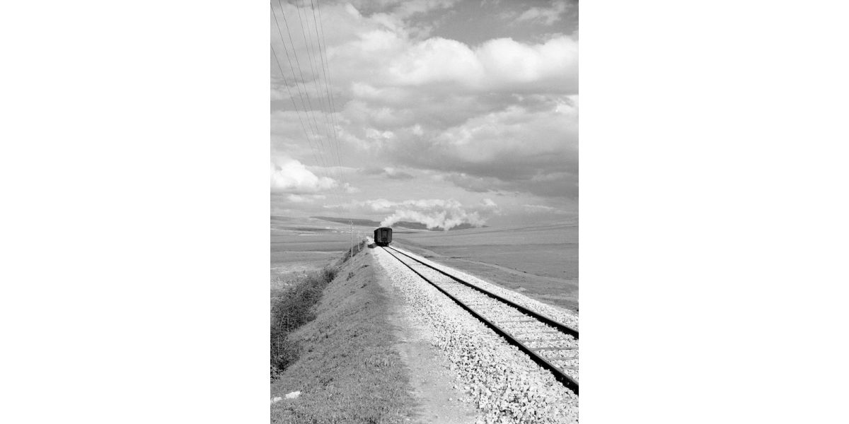 Fosco Maraini, Tavoliere delle Puglie attraversato dalla ferrovia nei pressi di Spinazzola, 1950-1952 ca., stampa moderna ai sali d’argento da pellicola in acetato di cellulosa alla gelatina sali d’argento, Foto di Fosco Maraini/Proprietà Gabinetto Vieusseux © Archivi Alinari