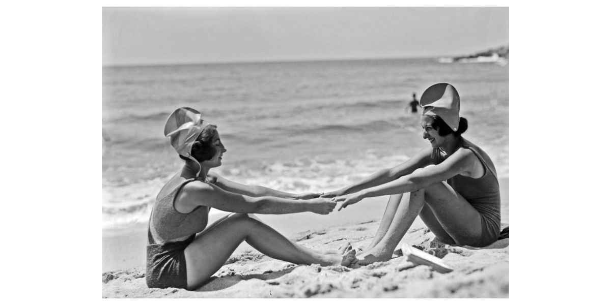 Aurelio Monteverde, Ragazze sulla spiaggia, Seccheto, Isola d’Elba, 24 luglio 1930, negativo alla gelatina sali d’argento su vetro, 9 x 12 cm, Archivi Alinari-archivio Monteverde, Firenze