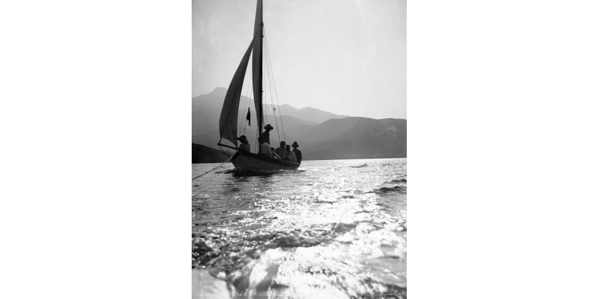 Aurelio Monteverde, Gita in barca a vela nel golfo di Procchio, Isola d'Elba, settembre 1930, negativo alla gelatina sali d’argento su vetro, 12 x 9 cm, Archivi Alinari-archivio Monteverde, Firenze
