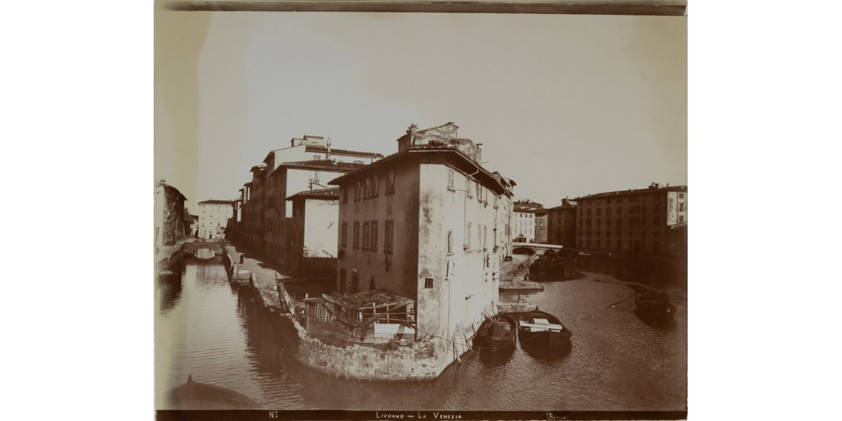 Ugo Bettini, “Livorno - La Venezia”, Livorno, 1890 ca., aristotipo alla gelatina, 21 x 26,5 cm, Archivi Alinari, Firenze