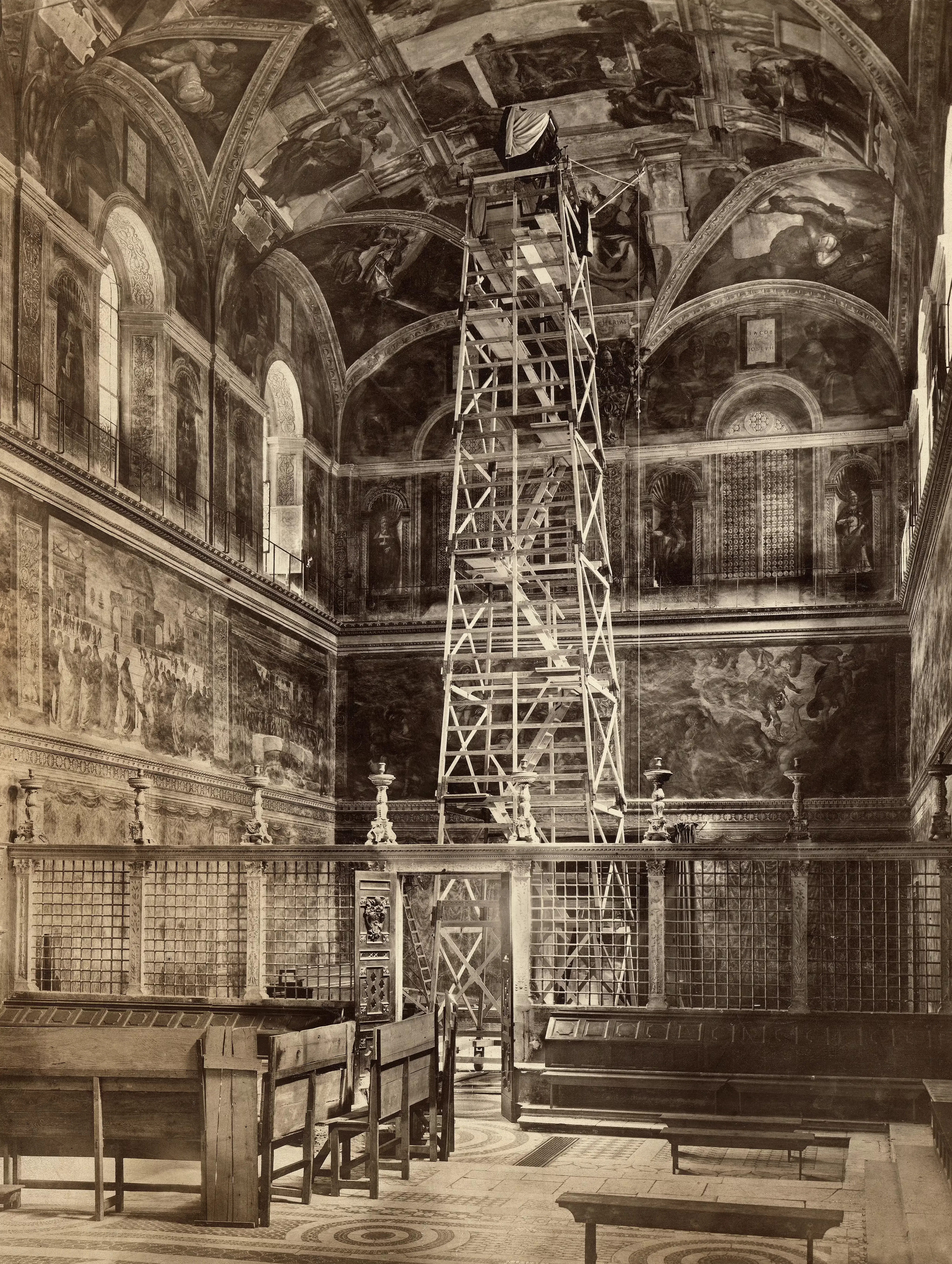 Fratelli Alinari, Macchina fotografica Alinari posizionata su un ponteggio alto sedici metri all'interno della Cappella Sistina, Musei Vaticani, Città del Vaticano, 1904, stampa su carta alla gelatina sali d'argento, 25,4 x 19,3 cm Archivi Alinari, Firenze